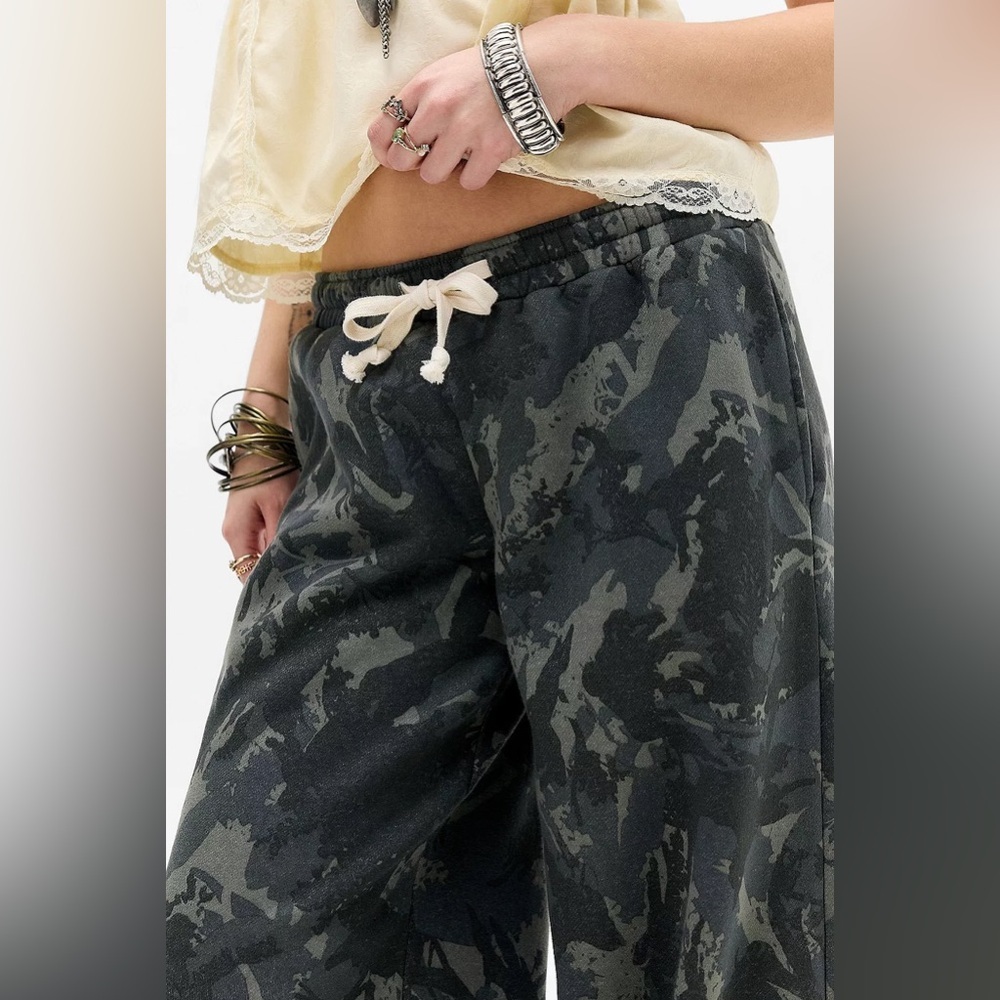 Out from Under Brenda Camo Balloon Joggers, military green, highwaisted, sz XS - Picture 12 of 15